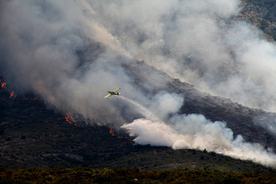 Fotos: Arde el parque natural del Montgó