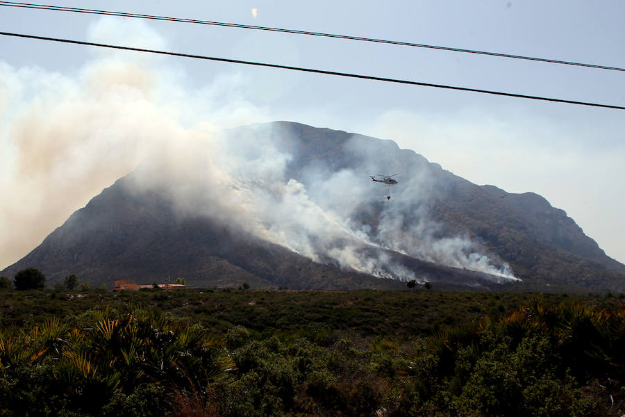 Fotos: Arde el parque natural del Montgó