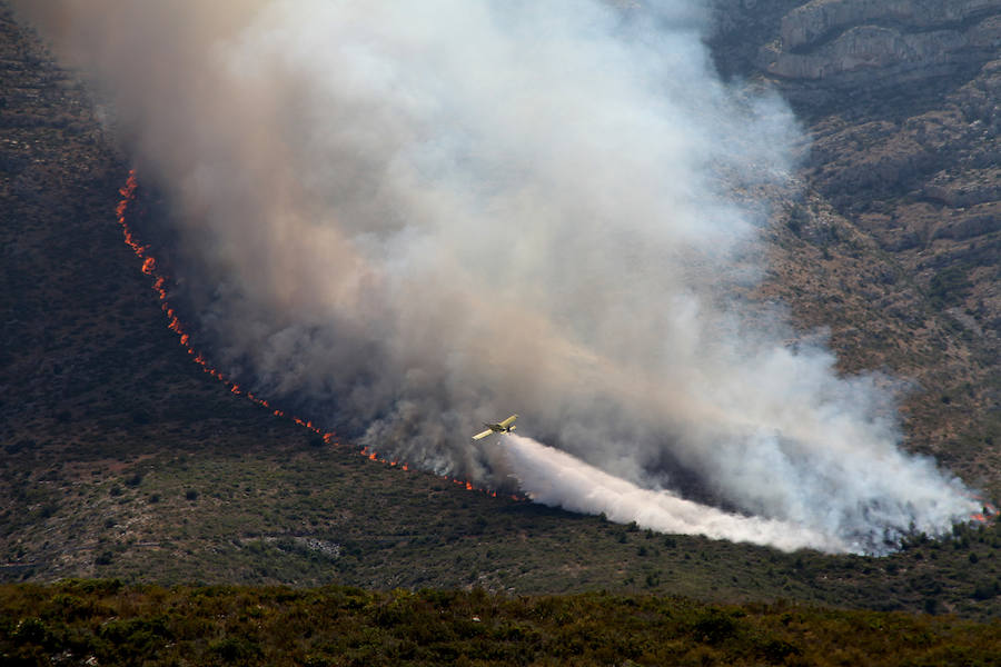 Fotos: Arde el parque natural del Montgó