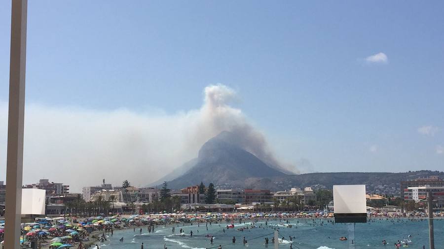 Fotos: Arde el parque natural del Montgó