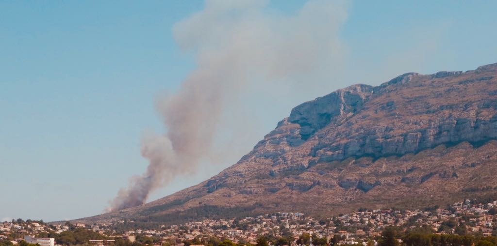 Fotos: Arde el parque natural del Montgó