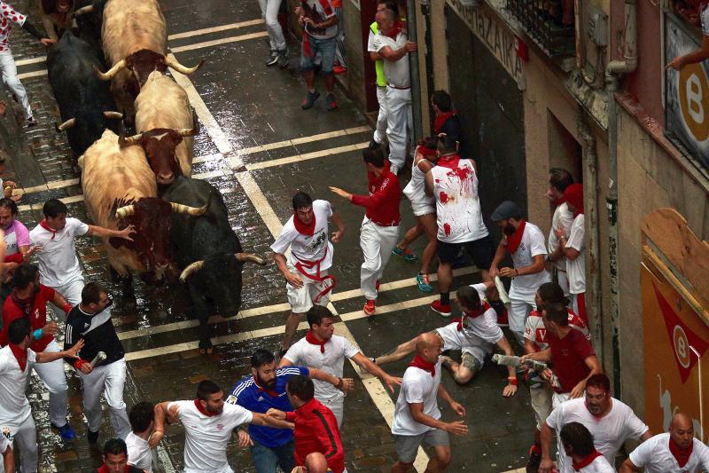 El encierro ha sido bastante limpio con algunos heridos por contusiones y los astados casi no se han resbalado pese a la lluvia intensa en las calles de Pamplona