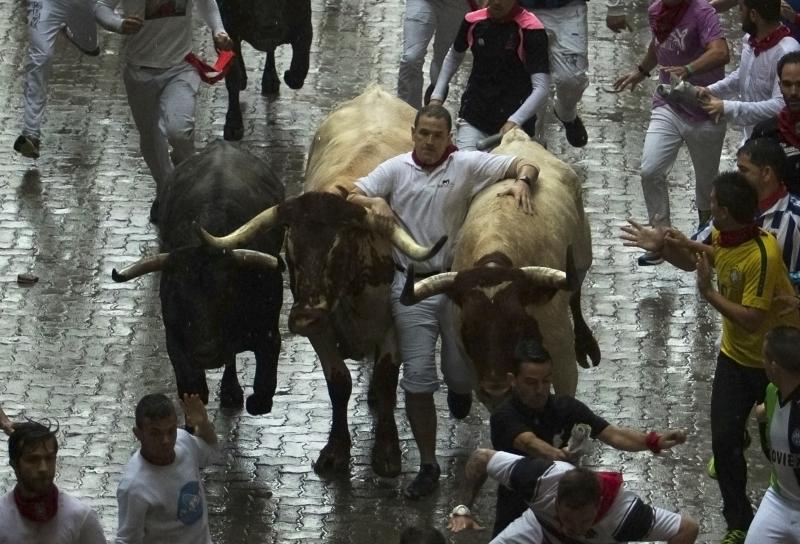 El encierro ha sido bastante limpio con algunos heridos por contusiones y los astados casi no se han resbalado pese a la lluvia intensa en las calles de Pamplona