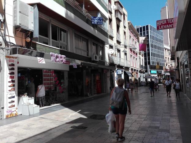 Unas personas paseando por la calle Mayor de Gandia, principal arteria comercial de la ciudad. 