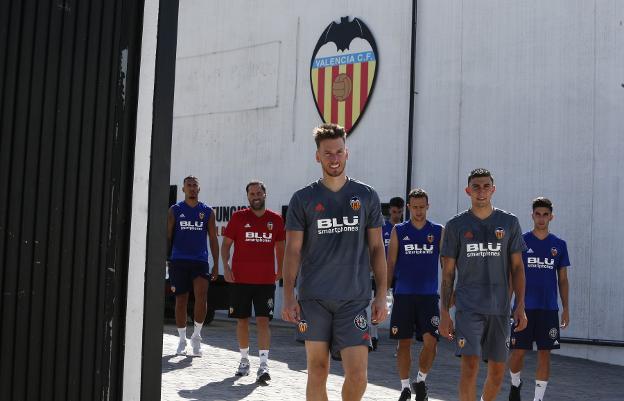 Neto, en primer término, ayer al pasar las pruebas en la ciudad deportiva. 