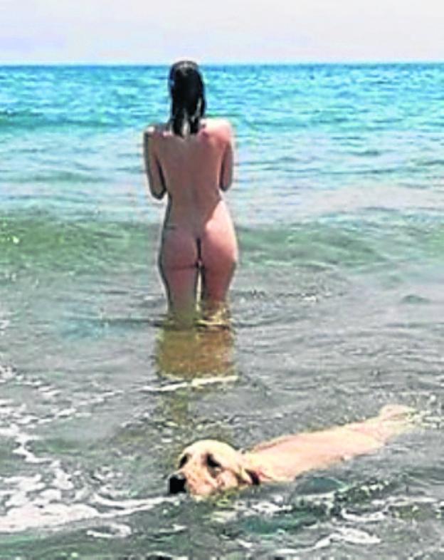 Natalia de Molina se baña desnuda