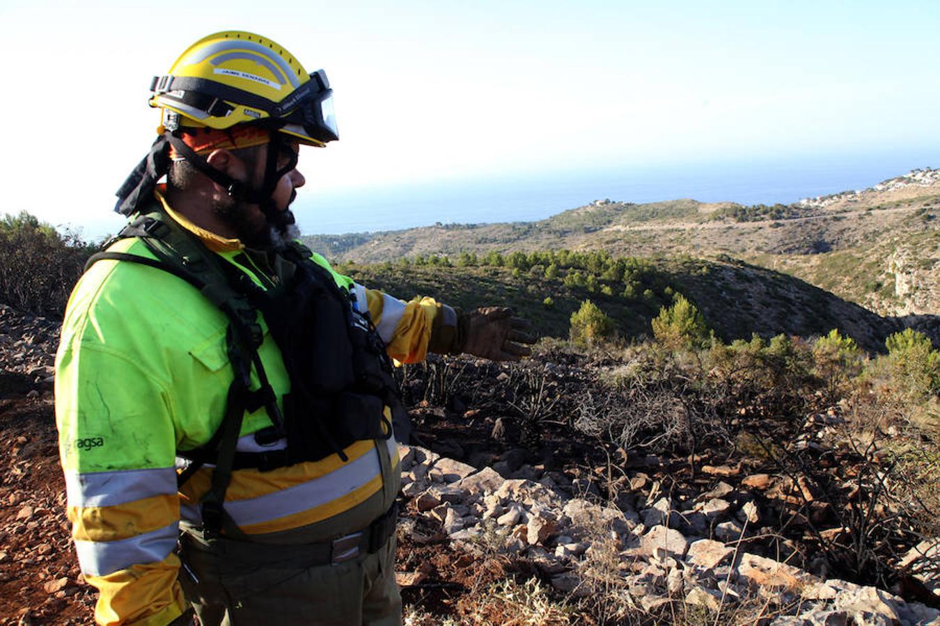 El incendio decretado el domingo en el paraje protegido del Montgó, entre los límites de Dénia y Xàbia, ha arrasado seis hectáreas. Un helicoptero y varias dotaciones de bomberos siguen refrescando la zona. 