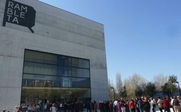 Dos heridos al caer un espectador encima de otro desde el anfiteatro de La Rambleta