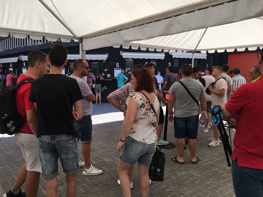 Fotos: Fotos de las colas en Mestalla para cambiar de ubicación los abonos