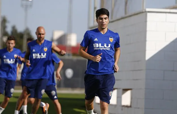  A la espera. Zaza, ayer corriendo por detrás de Carlos Soler. 