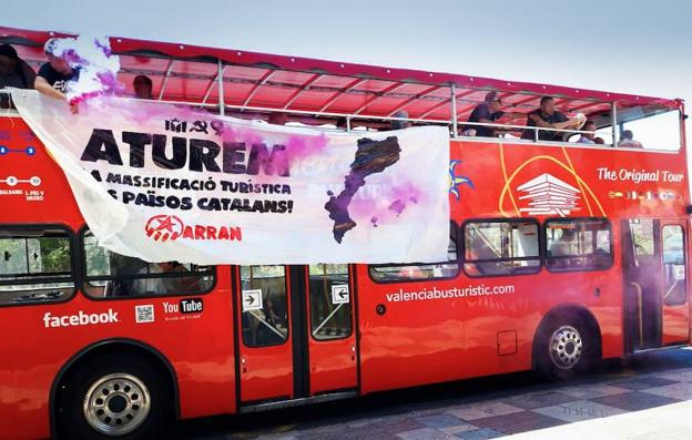 Bus turístico asaltado. 