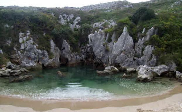 Playa de Gulpiyuri, una joya secreta.