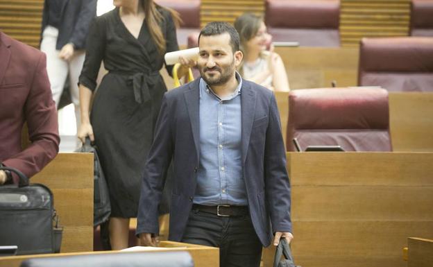 El conseller Marzà, en Les Corts. 