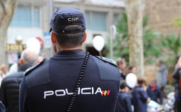 Una mujer rompe un diente y clava una llave a otra por sentarse junto a su marido en Valencia