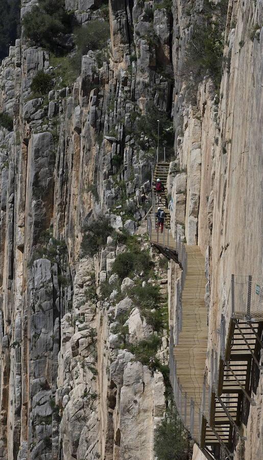 «Una visitante, decidida a acabar con sus fobias a las alturas, apostó por este paraje para demostrarse a sí misma que podía hacerlo y como una prueba de superación personal. Tal fue el orgullo que sintió a mitad del recorrido, que pidió ser grabada mientras cruzaba el puente colgante. Quería recordarse a sí misma que no hay miedo que no se pueda superar», relata una trabajadora del Caminito del Rey.