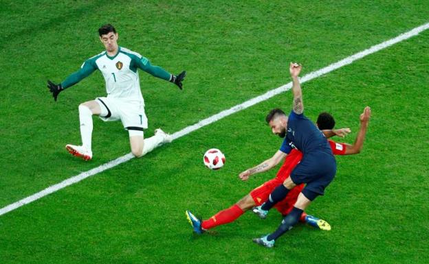 Olivier Giroud dispara frente a Thibaut Courtois durante la semifinal Francia-Bélgica.