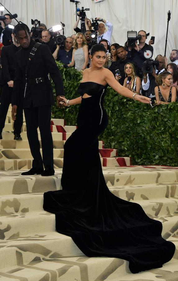 La estrella de televisión Kylie Jenner se ha convertido en la multimillonaria más joven de la historia gracias a la floreciente compañía de cosméticos que lanzó hace dos años, según ha publicado la revista Forbes. Jenner, de 20 años, dispone ya de una fortuna de 900 millones de dólares. 