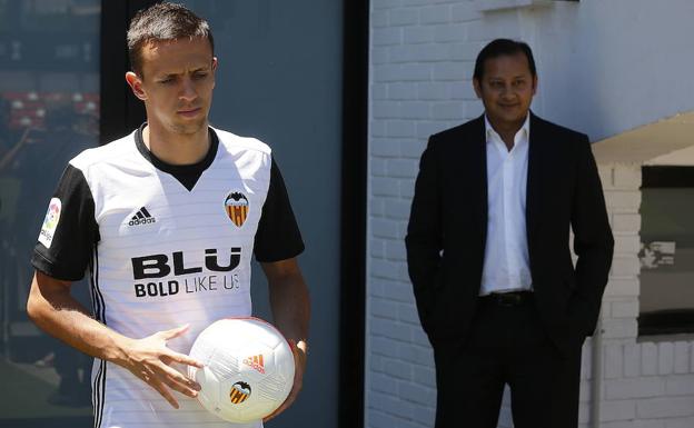 Presentacion de Maksimovic en el Valencia CF el pasado año.