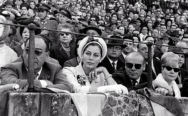 Ricardo Sicre, el millonario que pasó de ser militante de ERC a colaborar con la CIA, era uno de los amigos habituales de la actriz norteamericana Ava Gardner. En la foto, y con gafas de sol, la acompaña durante una corrida de toros en la feria de Sevilla.