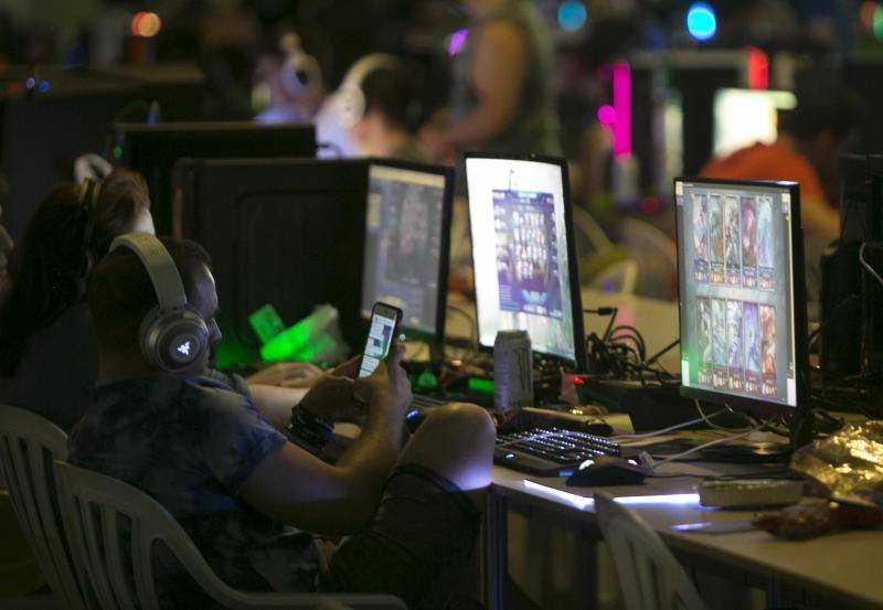 El noveno DreamHack Valencia arranca este jueves, 12 de julio, y espera concentrar durante cuatro jornadas a más de 40.000 amantes de los videojuegos y los deportes electrónicos, con multitudinarios torneos que llegarán en directo a 30 países, 250.000 euros en premios y la competición de Pokémon como principal novedad.