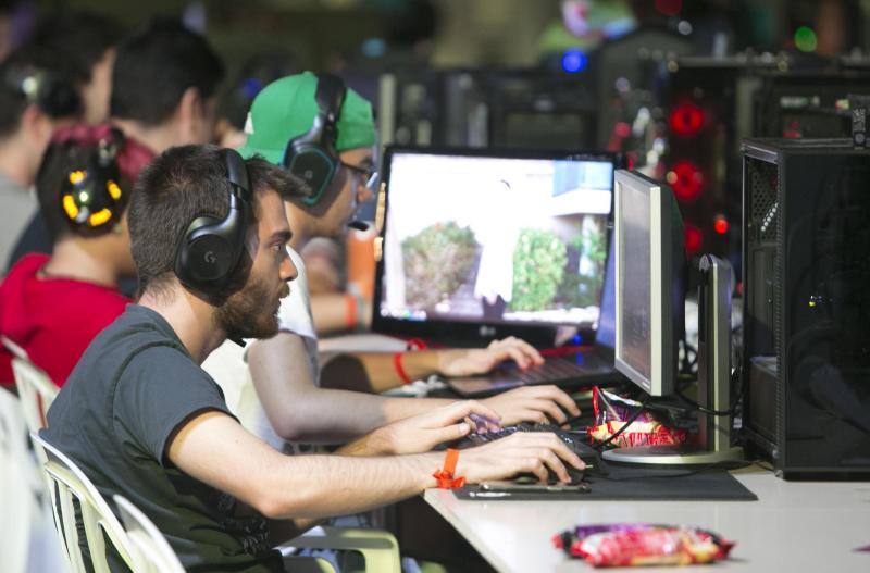 El noveno DreamHack Valencia arranca este jueves, 12 de julio, y espera concentrar durante cuatro jornadas a más de 40.000 amantes de los videojuegos y los deportes electrónicos, con multitudinarios torneos que llegarán en directo a 30 países, 250.000 euros en premios y la competición de Pokémon como principal novedad.