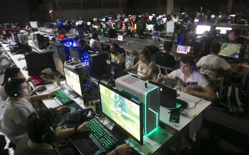 El noveno DreamHack Valencia arranca este jueves, 12 de julio, y espera concentrar durante cuatro jornadas a más de 40.000 amantes de los videojuegos y los deportes electrónicos, con multitudinarios torneos que llegarán en directo a 30 países, 250.000 euros en premios y la competición de Pokémon como principal novedad.