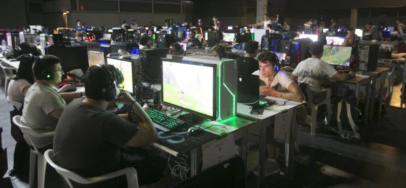 Se trata de la octava edición en la capital del Turia, donde ya se ha consolidado como uno de los festivales de 'e-sports' pioneros en España. Está organizado por DreamHack, Encom Games y Feria Valencia, con el patrocinio de Movistar y Monster Energy.