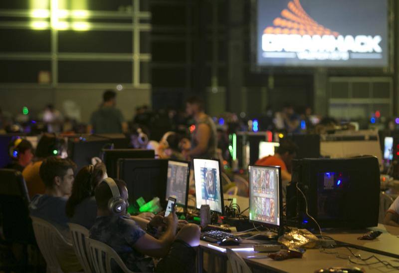 El noveno DreamHack València arranca este jueves, 12 de julio, y espera concentrar durante cuatro jornadas a más de 40.000 amantes de los videojuegos y los deportes electrónicos, con multitudinarios torneos que llegarán en directo a 30 países, 250.000 euros en premios y la competición de Pokémon como principal novedad.