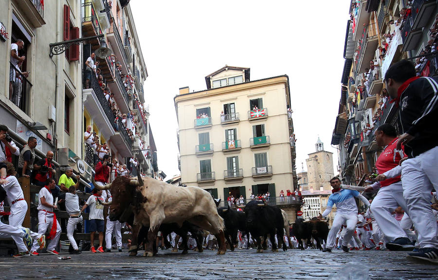 Se vivieron momentos de tensión en la curva de la Estafeta al quedar algún corredor atrapado entre la pared y los toros