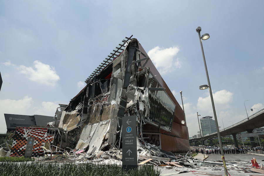 Un centro comercial recién inaugurado que se encuentra en el sur de Ciudad de México sufrió hoy un derrumbe parcial, sin que por el momento se haya informado de personas atrapadas o heridas. Decenas de usuarios de las redes sociales captaron las imágenes del derrumbe, en las que se ve cómo la fachada se desprende y los escombros caen en una zona previamente acordonada. El centro comercial, llamado Plaza Artz, se había inaugurado hace tres meses y se encuentra en el Pedregal, una acomodada zona de la ciudad. «Al momento no se reportan personas lesionadas o atrapadas en la Plaza Comercial del Pedregal por derrumbe», informó en su cuenta de Twitter el secretario de Protección Civil de la capital, Fausto Lugo. 