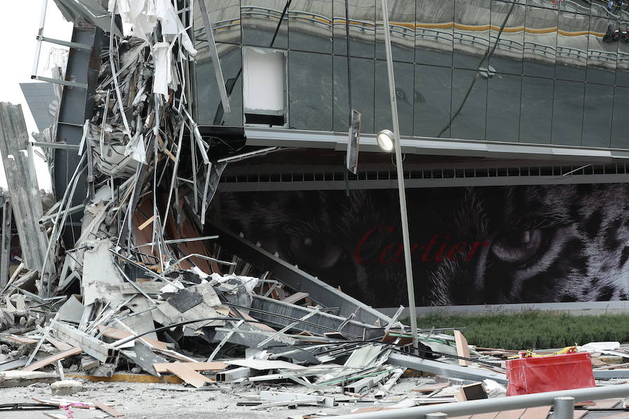 Un centro comercial recién inaugurado que se encuentra en el sur de Ciudad de México sufrió hoy un derrumbe parcial, sin que por el momento se haya informado de personas atrapadas o heridas. Decenas de usuarios de las redes sociales captaron las imágenes del derrumbe, en las que se ve cómo la fachada se desprende y los escombros caen en una zona previamente acordonada. El centro comercial, llamado Plaza Artz, se había inaugurado hace tres meses y se encuentra en el Pedregal, una acomodada zona de la ciudad. «Al momento no se reportan personas lesionadas o atrapadas en la Plaza Comercial del Pedregal por derrumbe», informó en su cuenta de Twitter el secretario de Protección Civil de la capital, Fausto Lugo. 