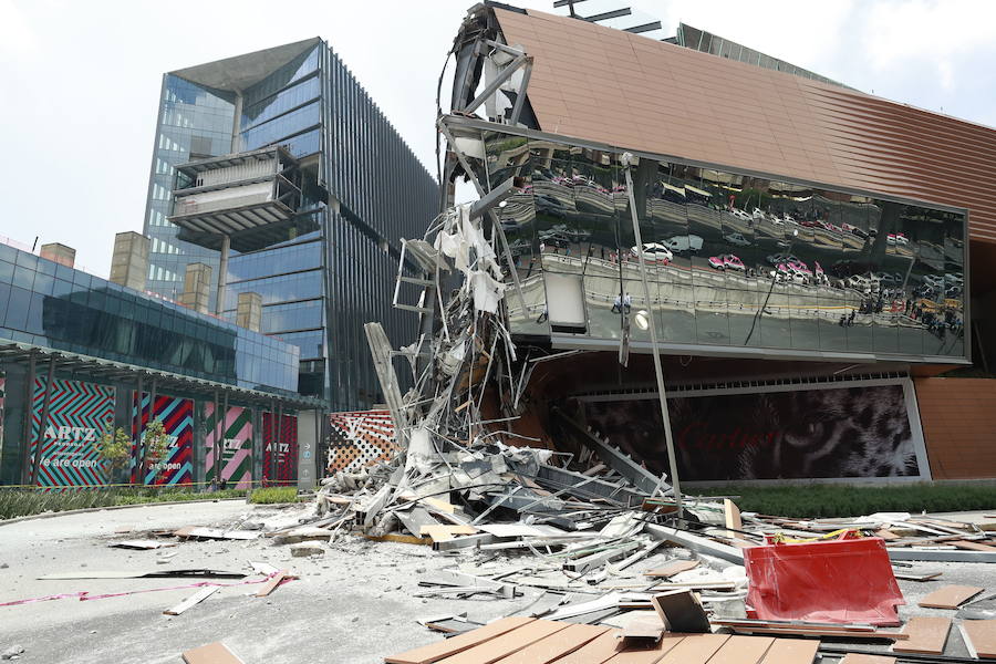 Un centro comercial recién inaugurado que se encuentra en el sur de Ciudad de México sufrió hoy un derrumbe parcial, sin que por el momento se haya informado de personas atrapadas o heridas. Decenas de usuarios de las redes sociales captaron las imágenes del derrumbe, en las que se ve cómo la fachada se desprende y los escombros caen en una zona previamente acordonada. El centro comercial, llamado Plaza Artz, se había inaugurado hace tres meses y se encuentra en el Pedregal, una acomodada zona de la ciudad. «Al momento no se reportan personas lesionadas o atrapadas en la Plaza Comercial del Pedregal por derrumbe», informó en su cuenta de Twitter el secretario de Protección Civil de la capital, Fausto Lugo. 