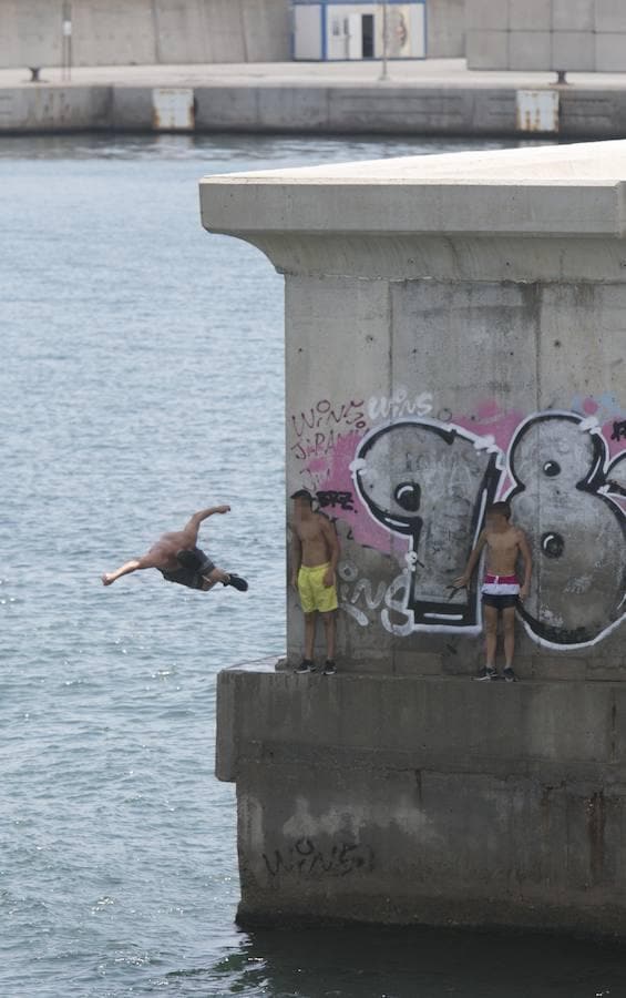 Lanzarse de forma temeraria al mar puede acarrear una sanción de hasta 1.500 euros, una elevada pena que tiene como objetivo erradicar por completo estos comportamientos imprudentes y que los ingresados por lesiones medulares no lleguen al hospital por este tipo de inmersiones.