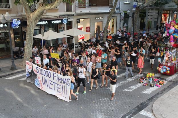 Los manifestantes en contra de los bous a la mar recorrieron la calle Marqués de Campo exigiendo en fin de estos festejos. 