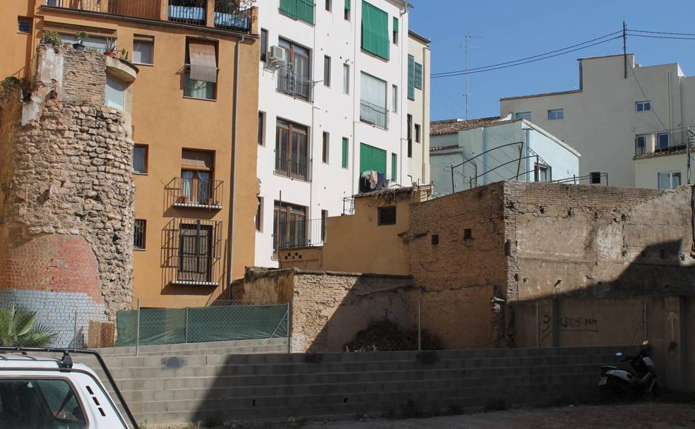 Exterior. El taller, junto a uno de los torreones islámicos. 