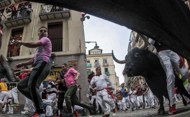San Fermín 2018 | Los Miura provocan el pánico en el último encierro de los sanfermines