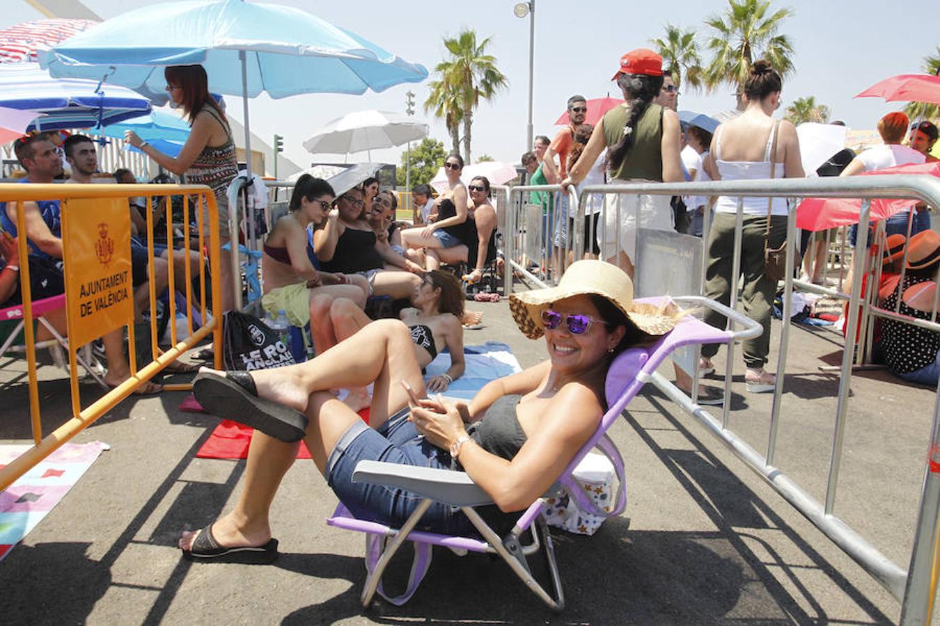 Uno de los cantantes latinos más populares actuó ayer en la Marina Sur. El músico recala en Valencia con la gira 'México por siempre', que toma el nombre de su disco publicado en 2017. El artista se hizo de rogar al dar inicio al bolo con retraso, algo que no sentó demasiado bien al público.