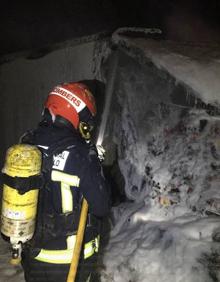 Imagen secundaria 2 - Los bomberos apagan el fuego del camión. 