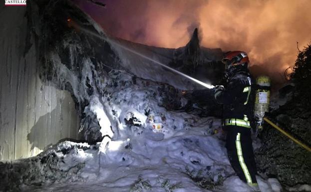 Imagen principal - Los bomberos apagan el fuego del camión. 