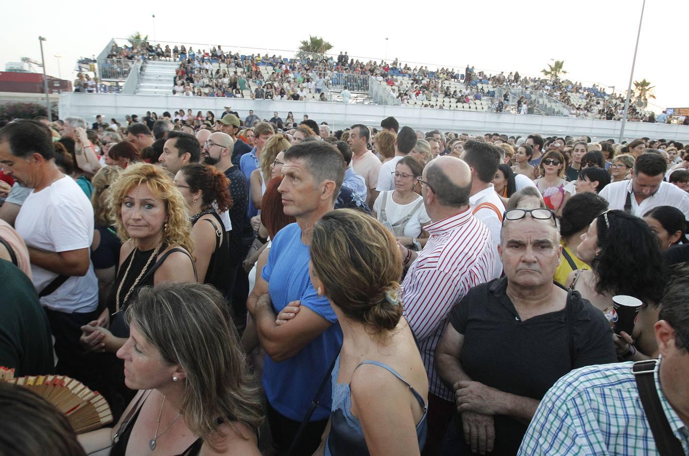 Uno de los cantantes latinos más populares actuó ayer en la Marina Sur. El músico recala en Valencia con la gira 'México por siempre', que toma el nombre de su disco publicado en 2017. El artista se hizo de rogar al dar inicio al bolo con retraso, algo que no sentó demasiado bien al público.