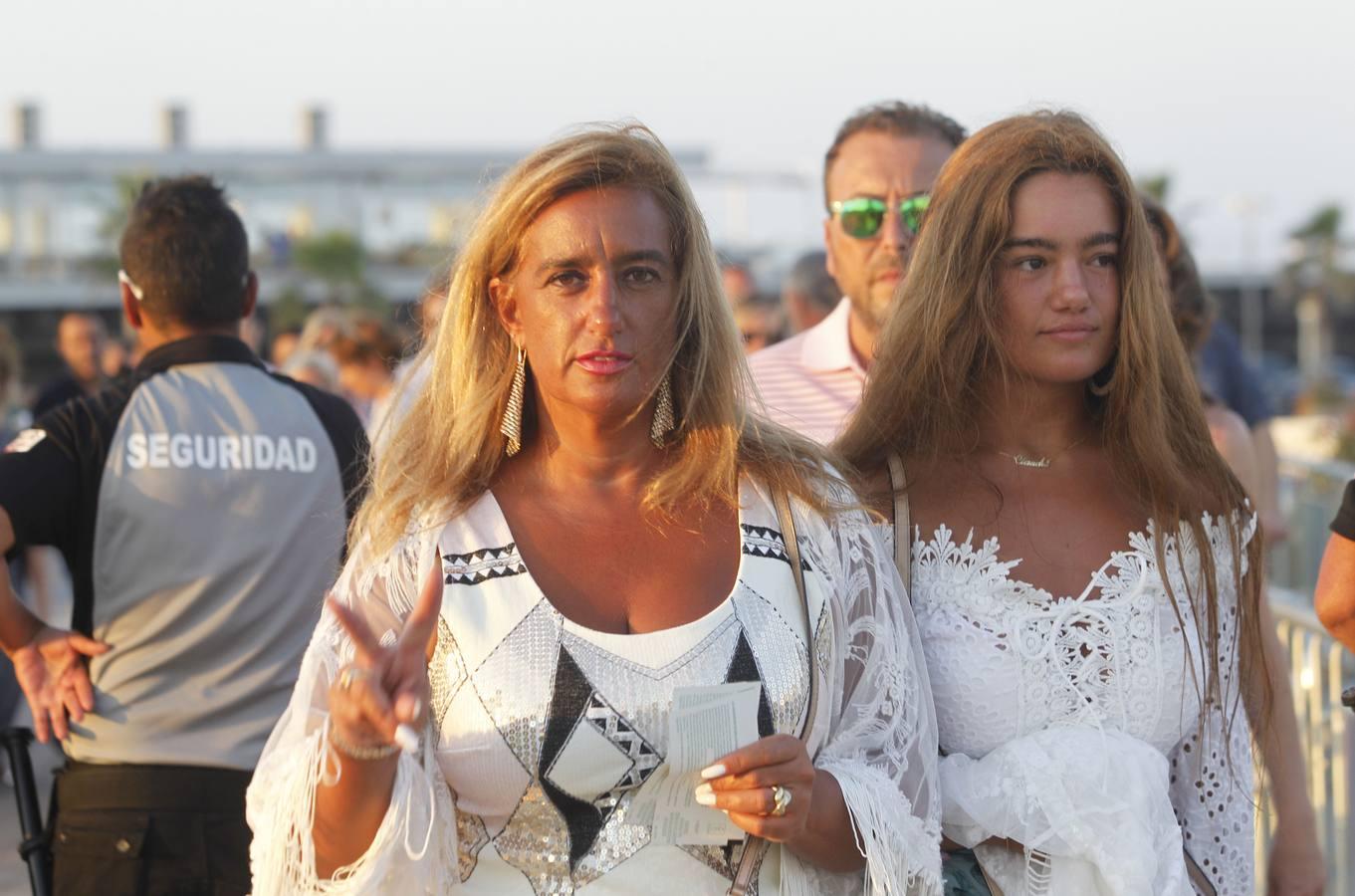 Uno de los cantantes latinos más populares actuó ayer en la Marina Sur. El músico recala en Valencia con la gira 'México por siempre', que toma el nombre de su disco publicado en 2017. El artista se hizo de rogar al dar inicio al bolo con retraso, algo que no sentó demasiado bien al público.