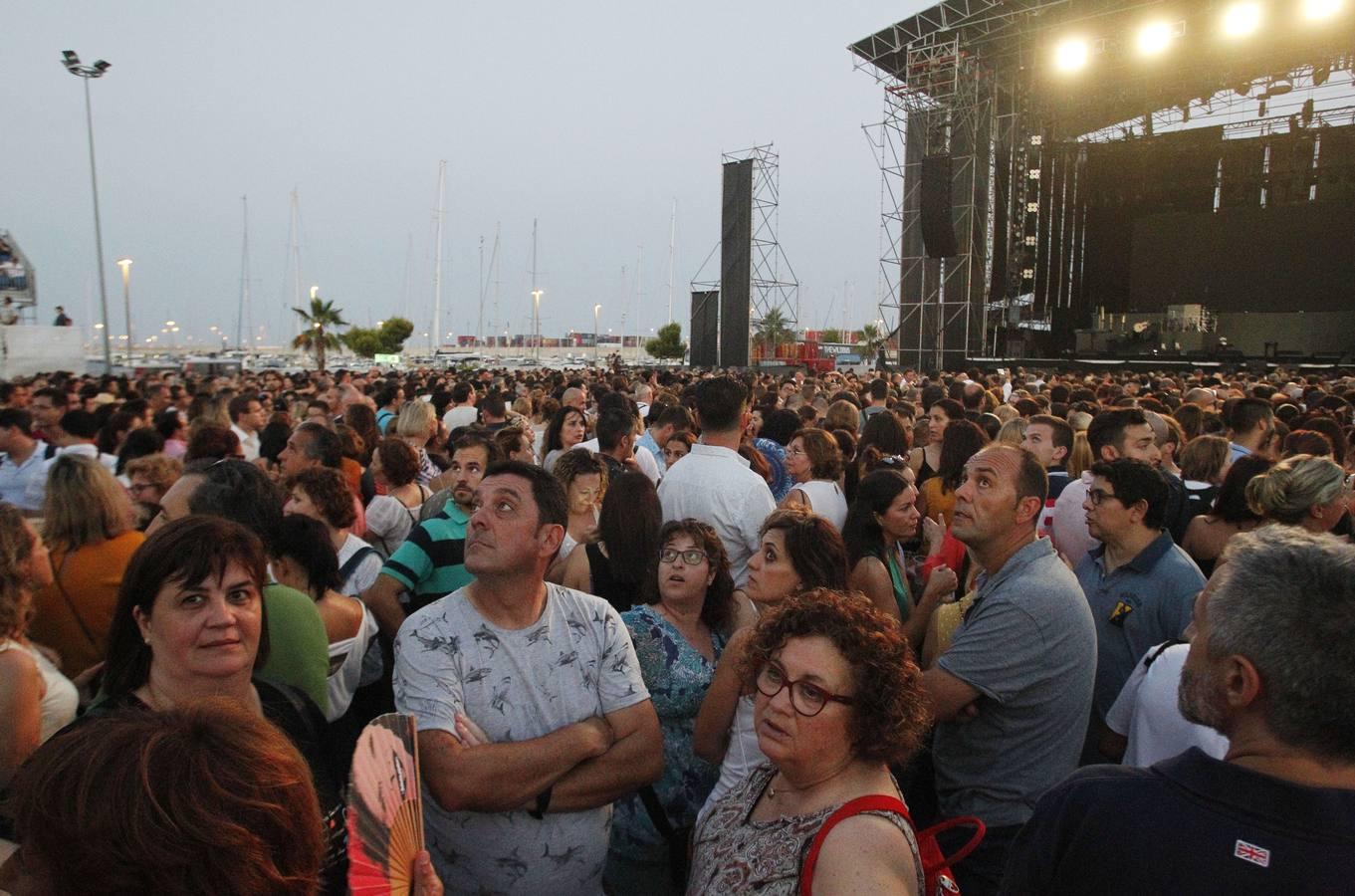 Uno de los cantantes latinos más populares actuó ayer en la Marina Sur. El músico recala en Valencia con la gira 'México por siempre', que toma el nombre de su disco publicado en 2017. El artista se hizo de rogar al dar inicio al bolo con retraso, algo que no sentó demasiado bien al público.