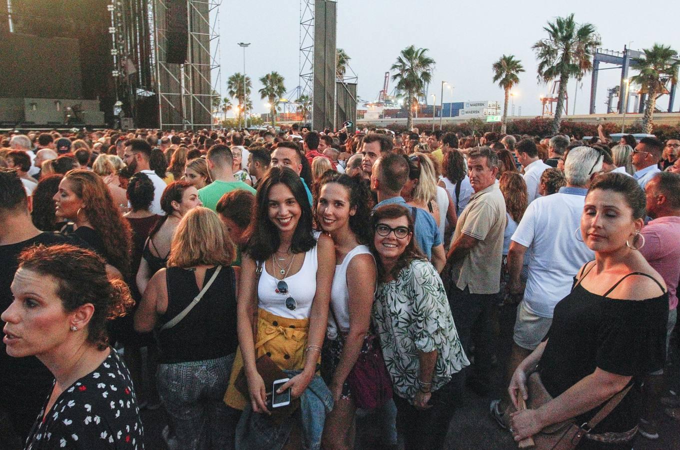 Uno de los cantantes latinos más populares actuó ayer en la Marina Sur. El músico recala en Valencia con la gira 'México por siempre', que toma el nombre de su disco publicado en 2017. El artista se hizo de rogar al dar inicio al bolo con retraso, algo que no sentó demasiado bien al público.