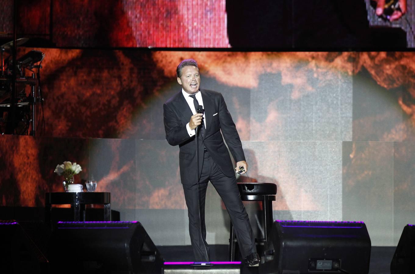 En el concierto, el cantante hizo tres cambios de vestuario. Apareció con traje negro y camisa blanca, luego se quitó la chaqueta y la corbata negras y se puso un chaleco del mismo tono. En la despedida, que lanzó flores al público, optó por una camiseta negra. 