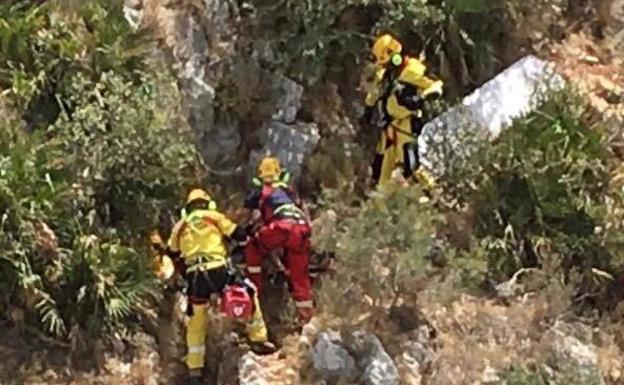 Rescatan en helicóptero a un excursionista en El Montgó con un golpe de calor