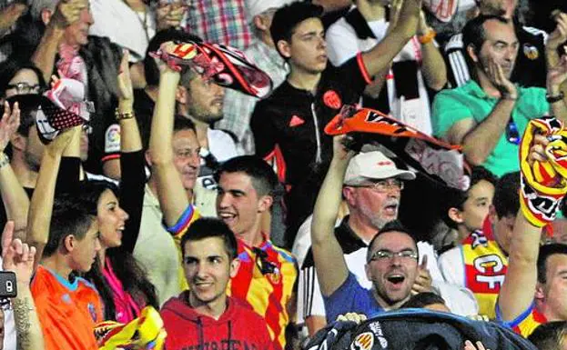 Aficionados, celebrando un gol en Mestalla.