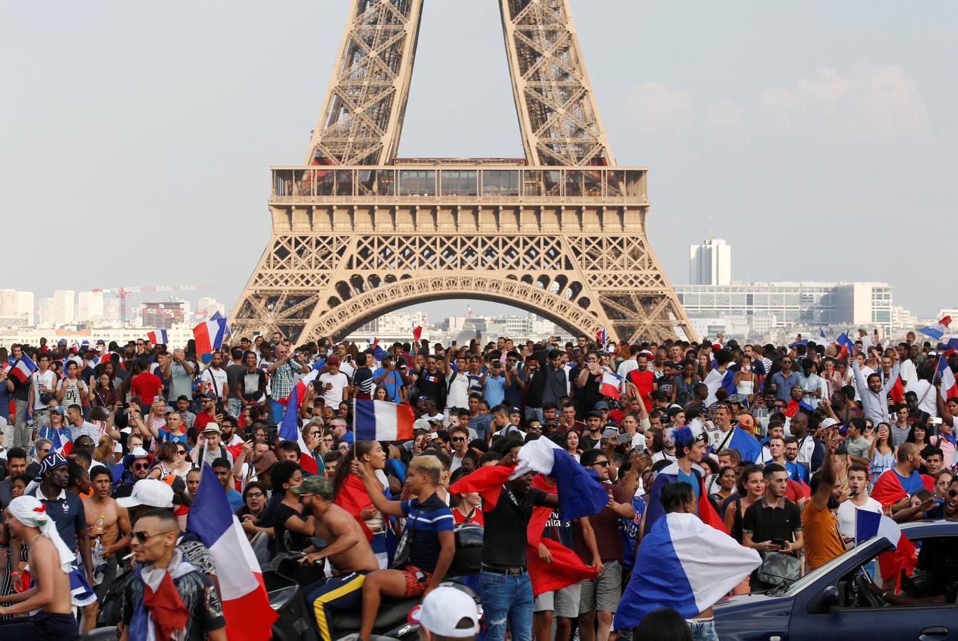 Los franceses se han echado a las calles de París apra celebrar el Mundial que ha ganado su selección en rusia.