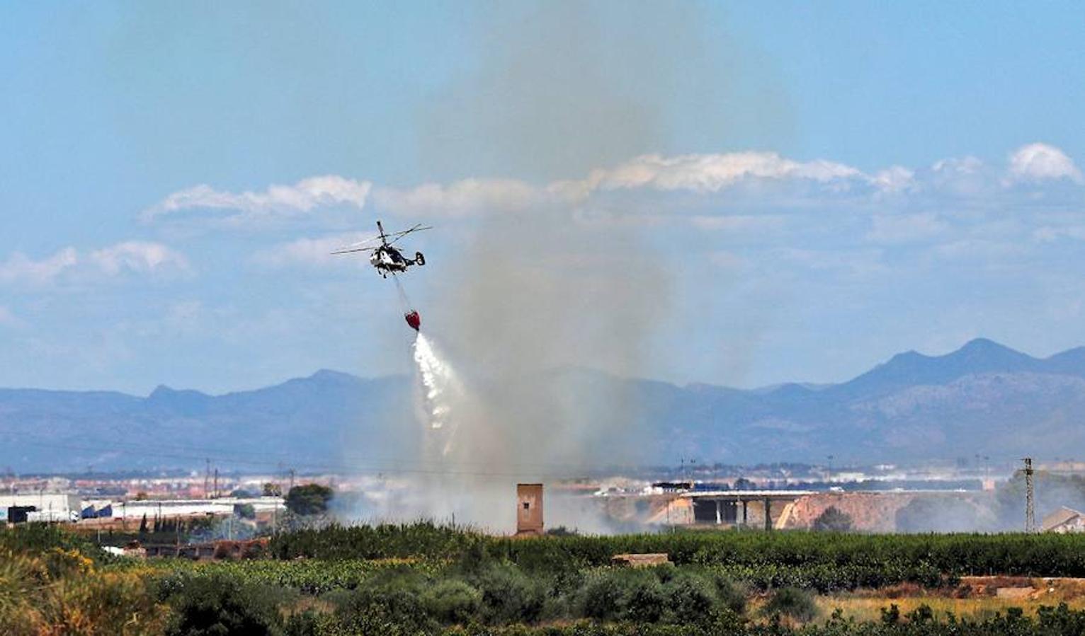 El viento de poniente y las altas temperaturas en Valencia han vuelto a activar el incendio que afectó el pasado 2 de julio a una planta de reciclaje en Silla. Una treintena de bomberos y un medio aéreo se encuentran en la zona extinguiendo el fuego