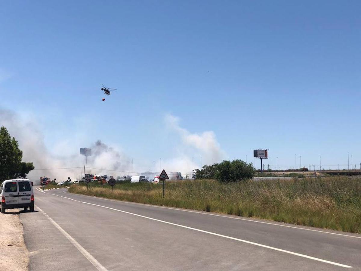 El viento de poniente y las altas temperaturas en Valencia han vuelto a activar el incendio que afectó el pasado 2 de julio a una planta de reciclaje en Silla. Una treintena de bomberos y un medio aéreo se encuentran en la zona extinguiendo el fuego