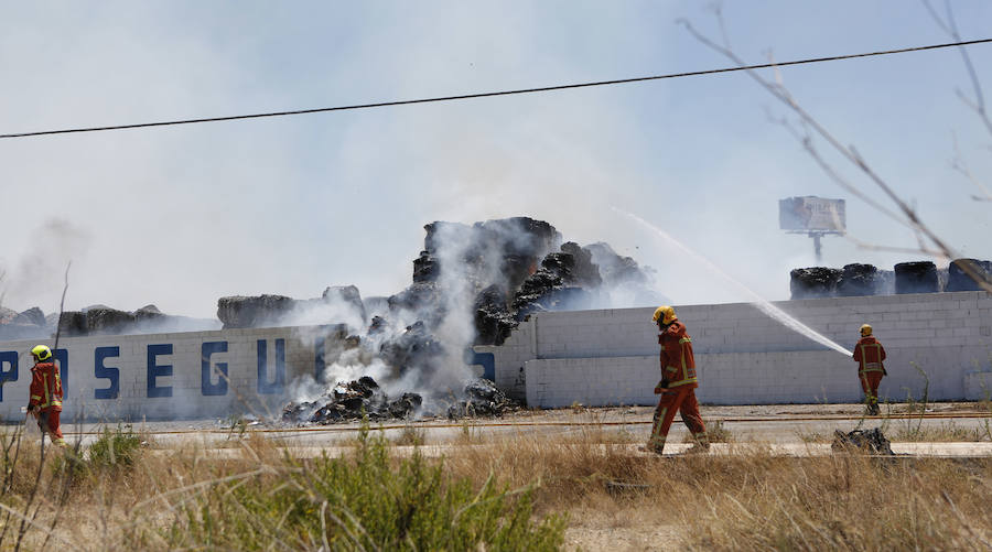 El viento de poniente y las altas temperaturas en Valencia han vuelto a activar el incendio que afectó el pasado 2 de julio a una planta de reciclaje en Silla. Una treintena de bomberos y un medio aéreo se encuentran en la zona extinguiendo el fuego